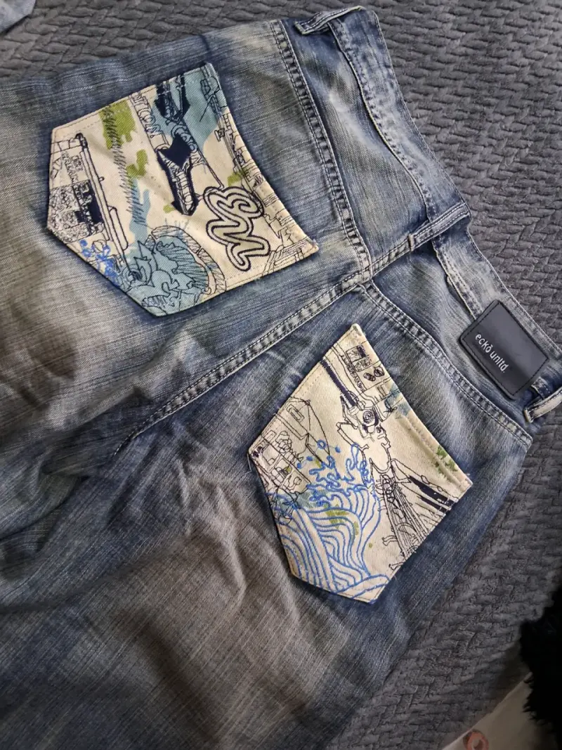 Jeans Ecko Unlimited con diseño en bolsillos - 1