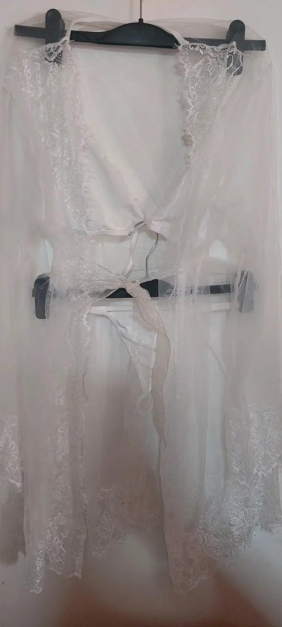 Conjunto de lencería blanco con bata de encaje - 3