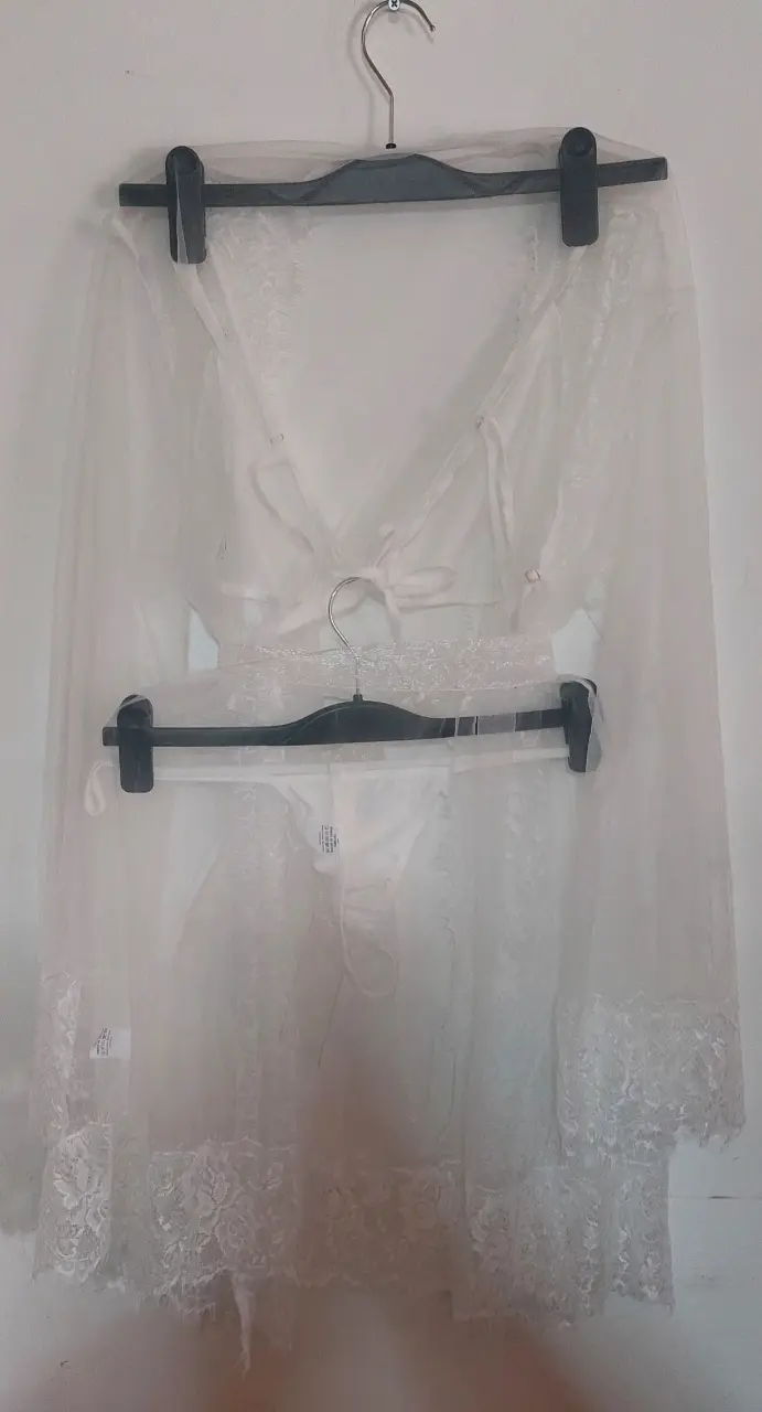 Conjunto de lencería blanco con bata de encaje - 4