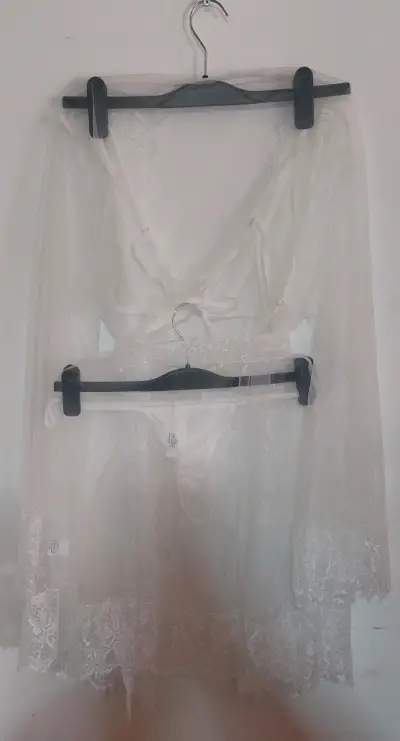 Conjunto de lencería blanco con bata de encaje - miniatura 4