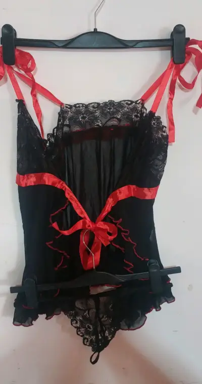 Babydoll negro con encaje y lazos rojos - miniatura 1