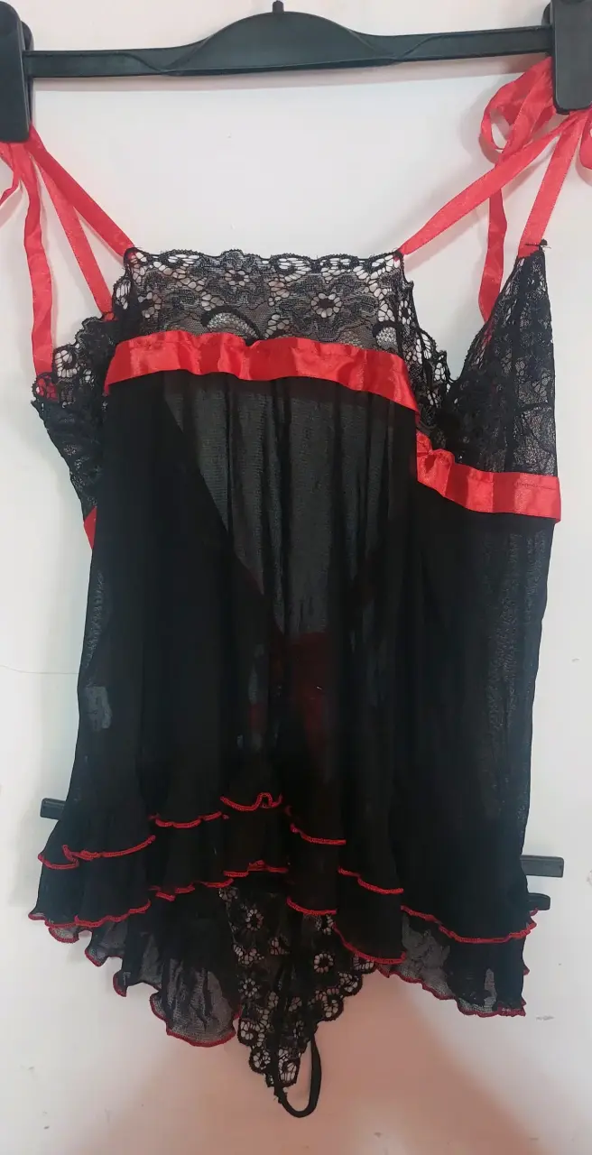 Babydoll negro con encaje y lazos rojos - 2