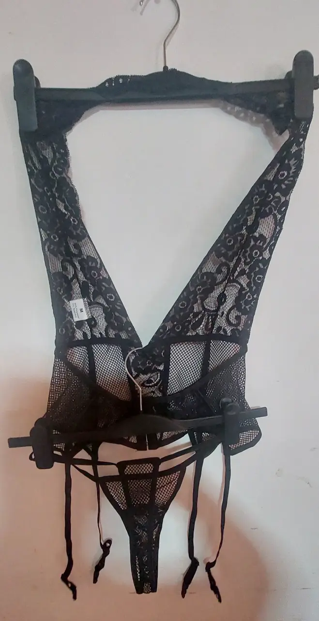 Body de encaje negro con ligas - 2