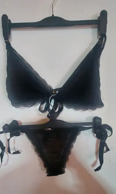 Conjunto de lencería negro con encaje - miniatura 1