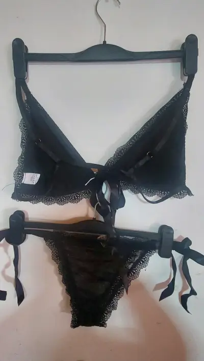 Conjunto de lencería negro con encaje - miniatura 2