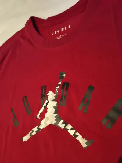 Polera Jordan roja con logo Jumpman - miniatura 2