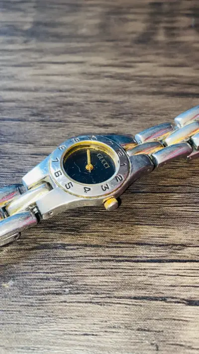 Reloj Gucci de acero inoxidable para mujer - miniatura 1