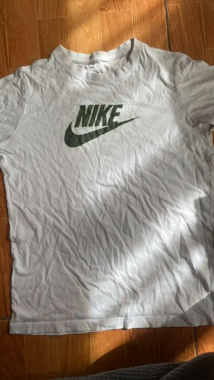 Polera Nike blanca con logo verde - 1