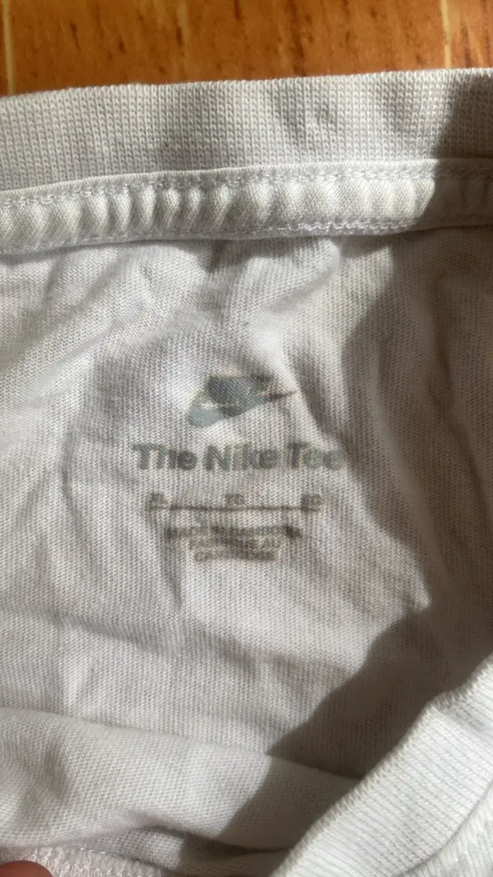 Polera Nike blanca con logo verde - 2
