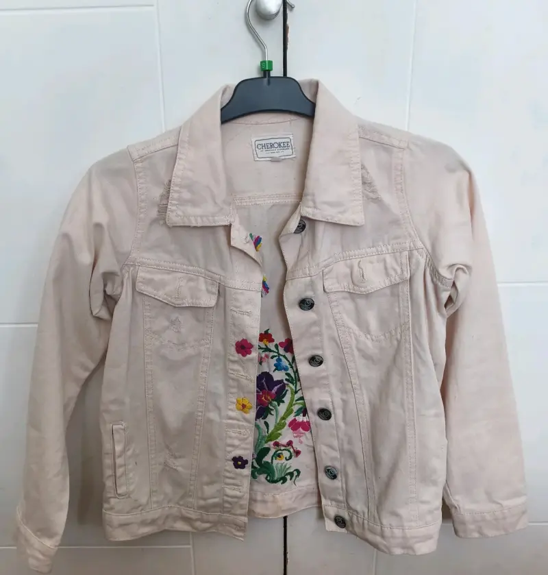Chaqueta de mezclilla beige con bordado floral Cherokee - 1