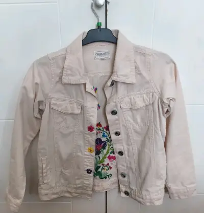 Chaqueta de mezclilla beige con bordado floral Cherokee - miniatura 1