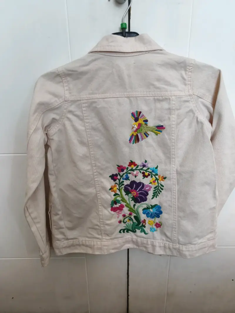 Chaqueta de mezclilla beige con bordado floral Cherokee - 2