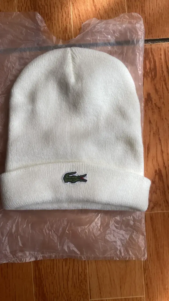 Gorro de lana blanco con logo bordado