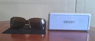 Gafas de sol DKNY marrones con estuche - miniatura 1