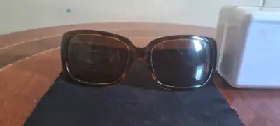 Gafas de sol DKNY marrones con estuche - miniatura 2
