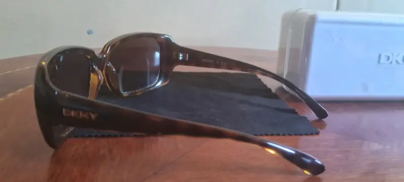Gafas de sol DKNY marrones con estuche - 3