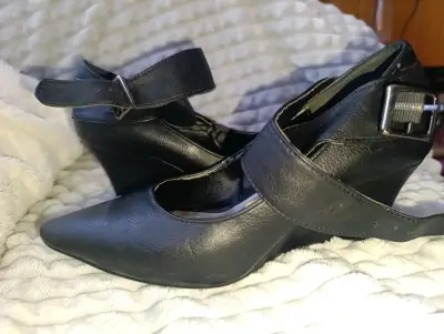 Zapatos de tacón negro con hebilla - miniatura 1