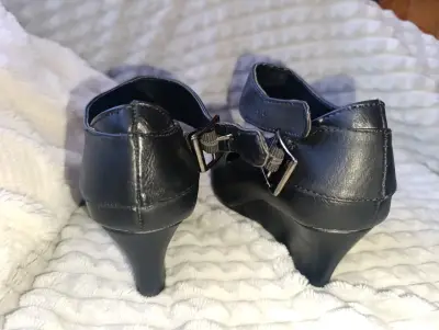 Zapatos de tacón negro con hebilla - miniatura 2