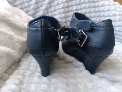 Zapatos de tacón negro con hebilla - miniatura 4