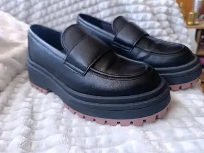 Zapatos mocasines negros con suela gruesa - miniatura 1