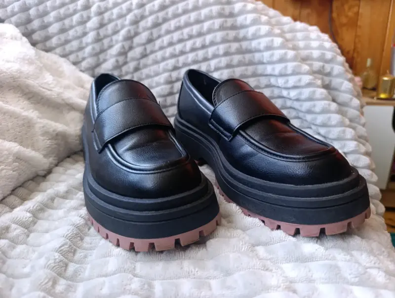 Zapatos mocasines negros con suela gruesa - 2
