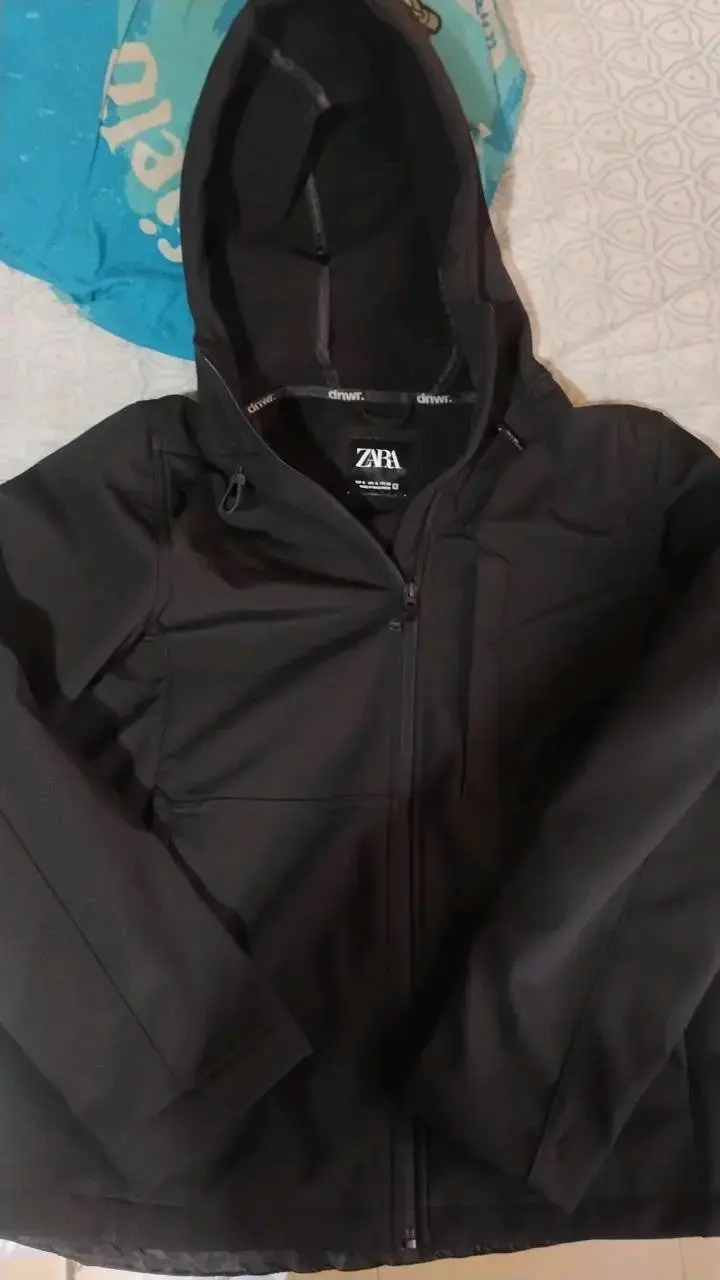 Chaqueta negra con capucha Zara