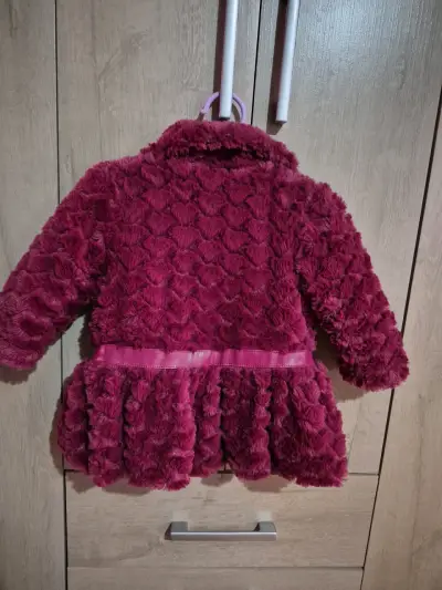Abrigo de niña color burdeos con lazo - miniatura 2