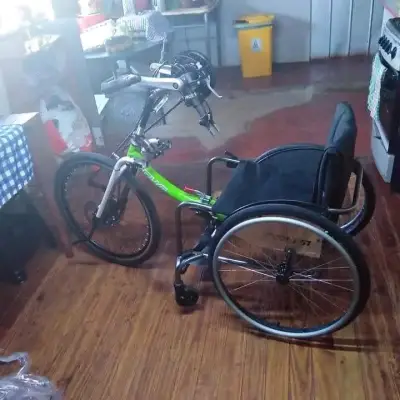 Bicicleta adaptada para silla de ruedas - miniatura 1
