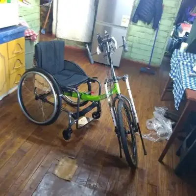 Bicicleta adaptada para silla de ruedas - miniatura 3