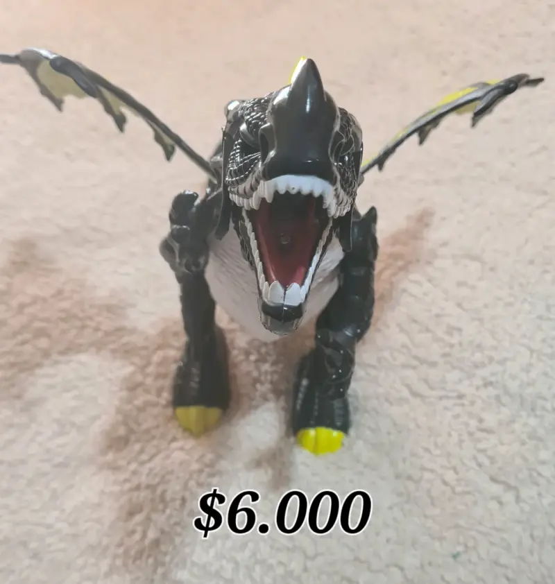 Figura de dragón negro con alas amarillas - 1