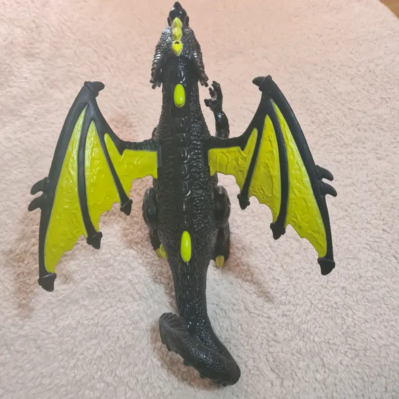 Figura de dragón negro con alas amarillas - 2