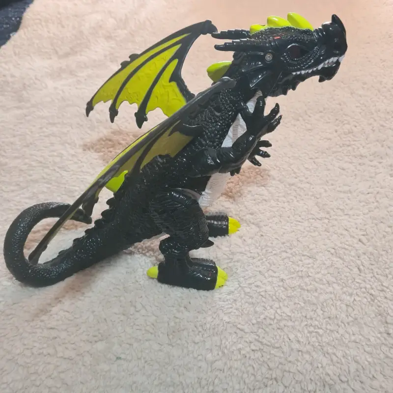 Figura de dragón negro con alas amarillas - 3