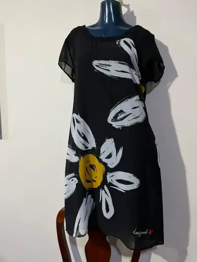 Vestido negro con estampado de margarita - miniatura 1