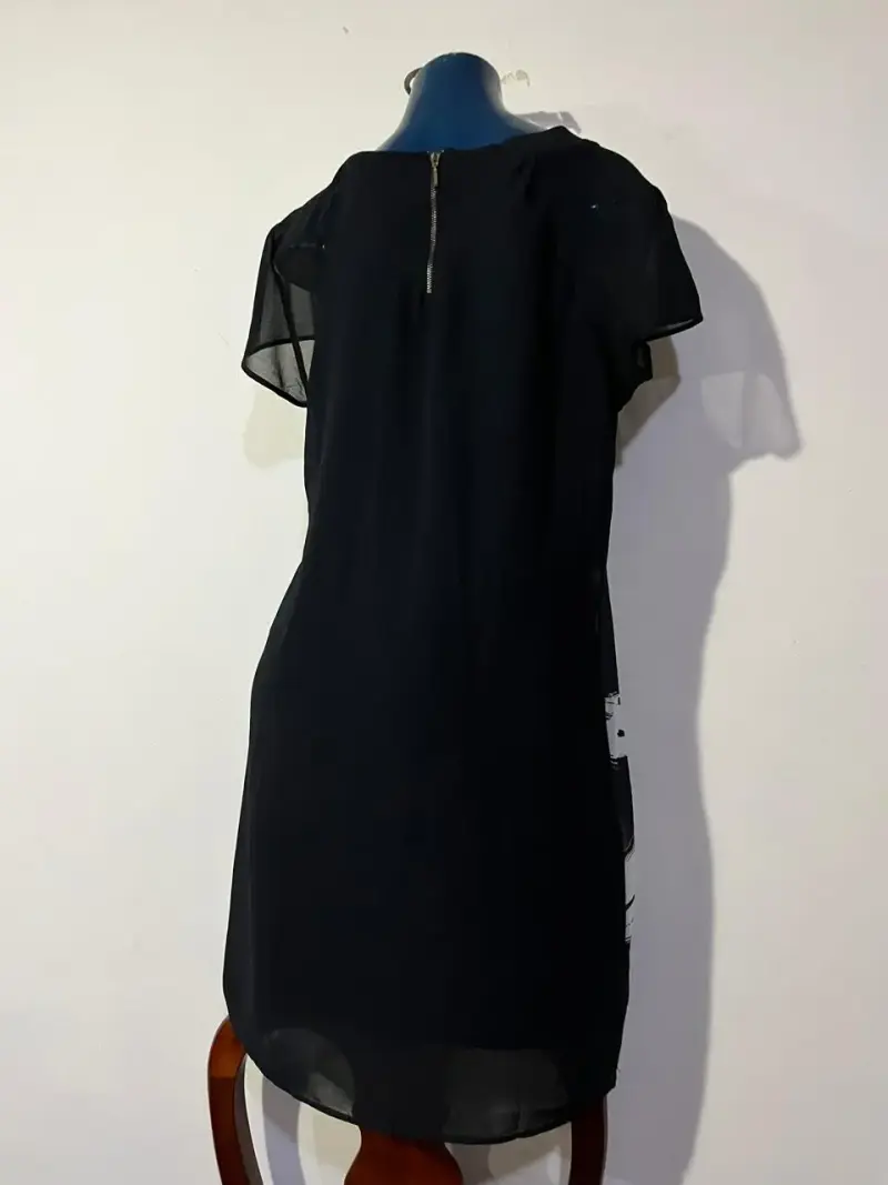 Vestido negro con estampado de margarita - 2
