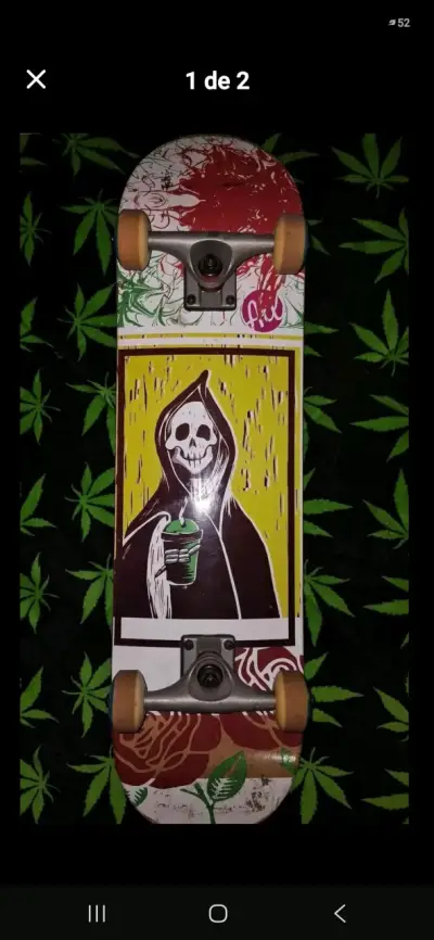 Skateboard con diseño de calavera y rosas - miniatura 1