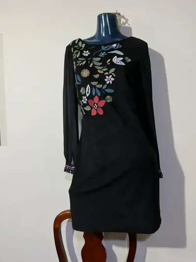 Vestido negro con bordado floral - miniatura 1