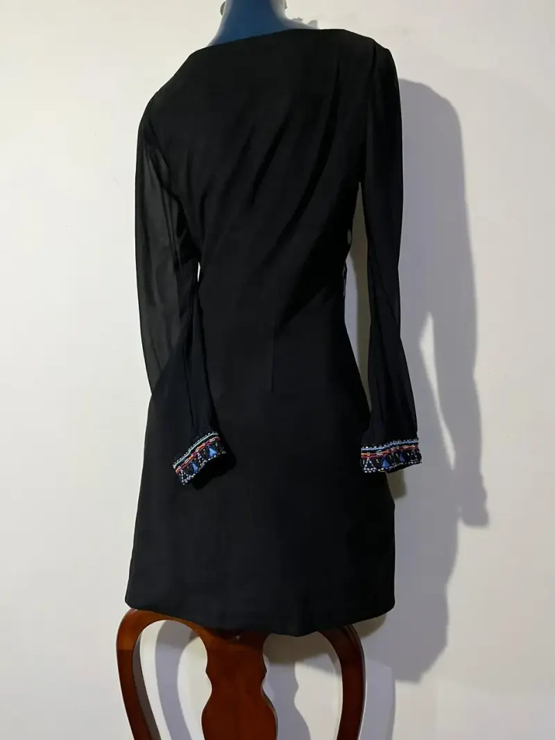 Vestido negro con bordado floral - 2