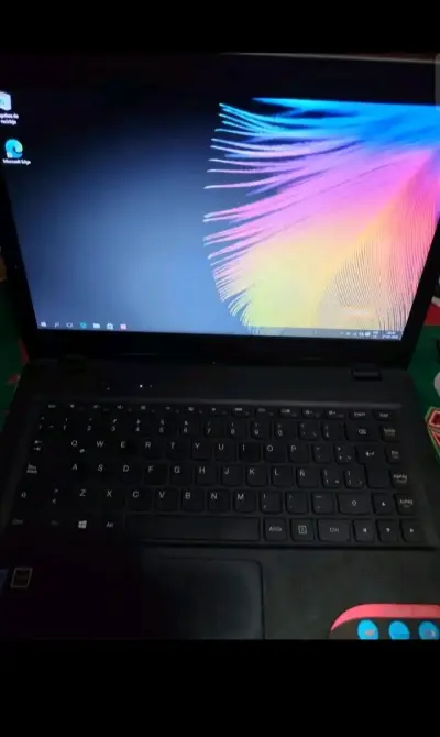 Laptop Lenovo - miniatura 1
