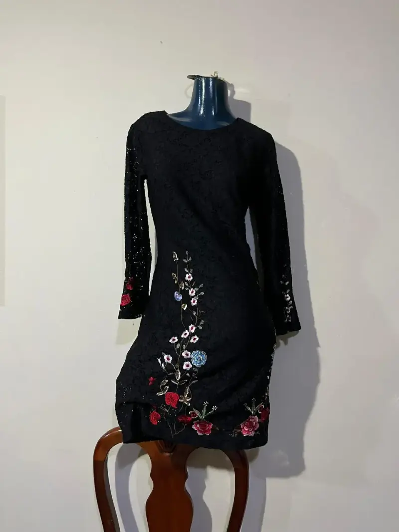 Vestido negro bordado con flores