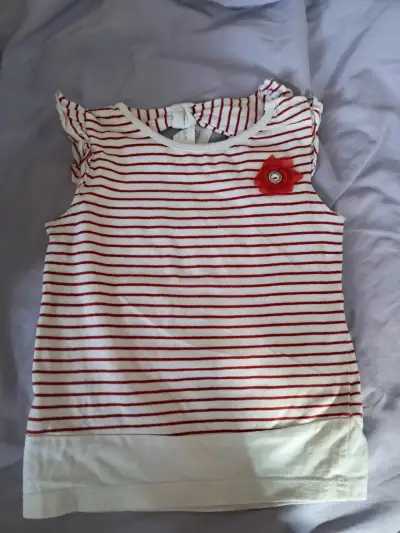 Polera rayada roja con detalle floral para niña - miniatura 1