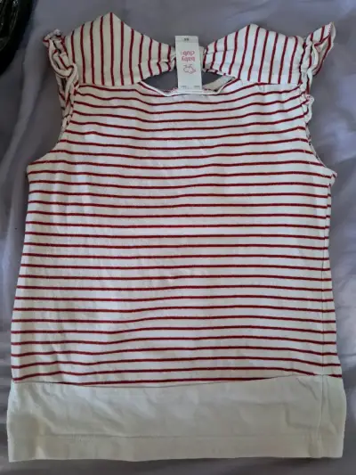 Polera rayada roja con detalle floral para niña - miniatura 2