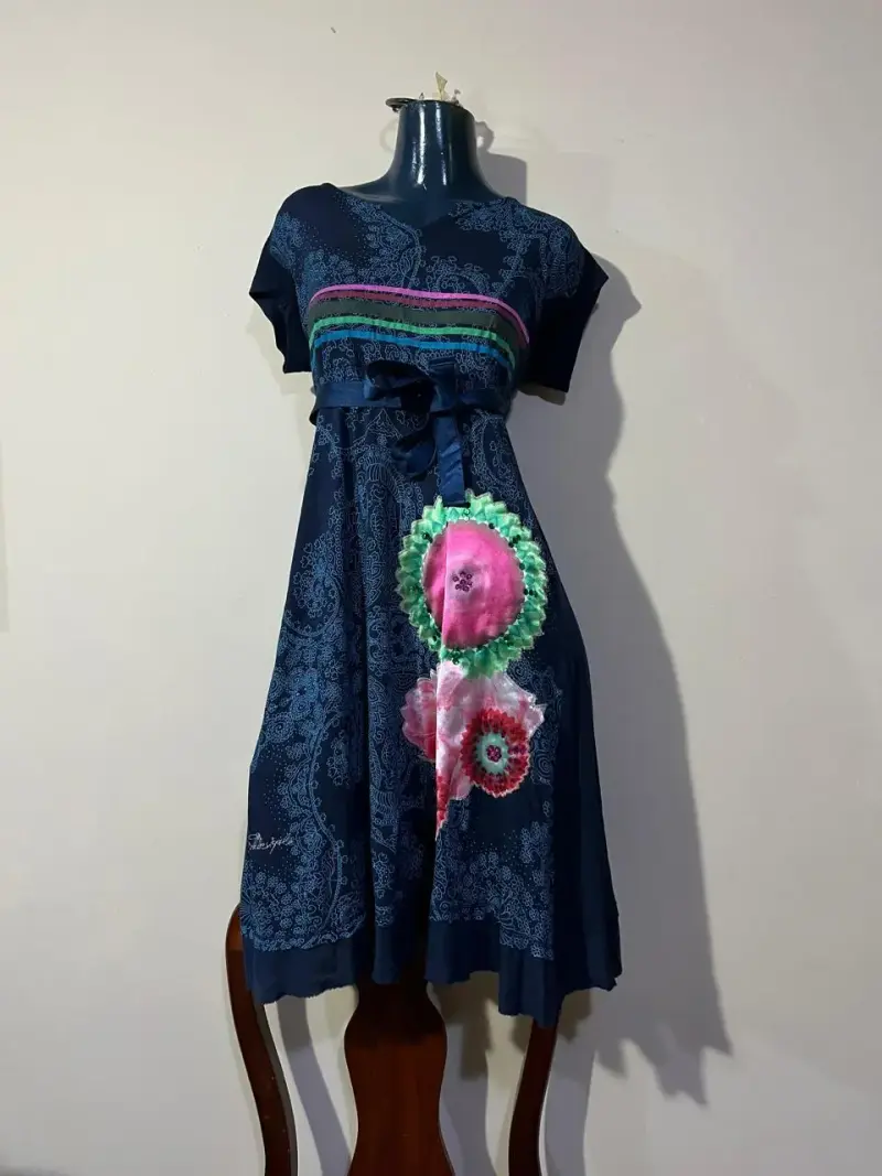 Vestido azul con diseño floral y cintas