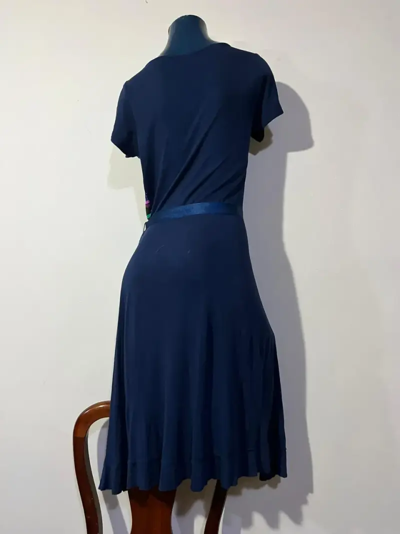 Vestido azul con diseño floral y cintas - 2