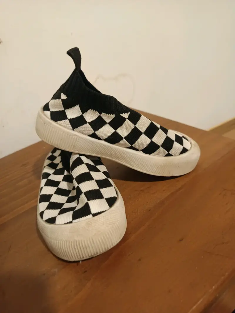 Zapatillas de tela a cuadros blanco y negro