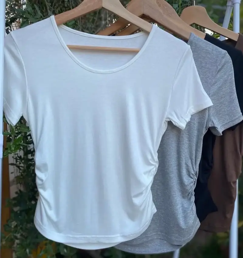 Polera de mujer en varios colores con diseño fruncido