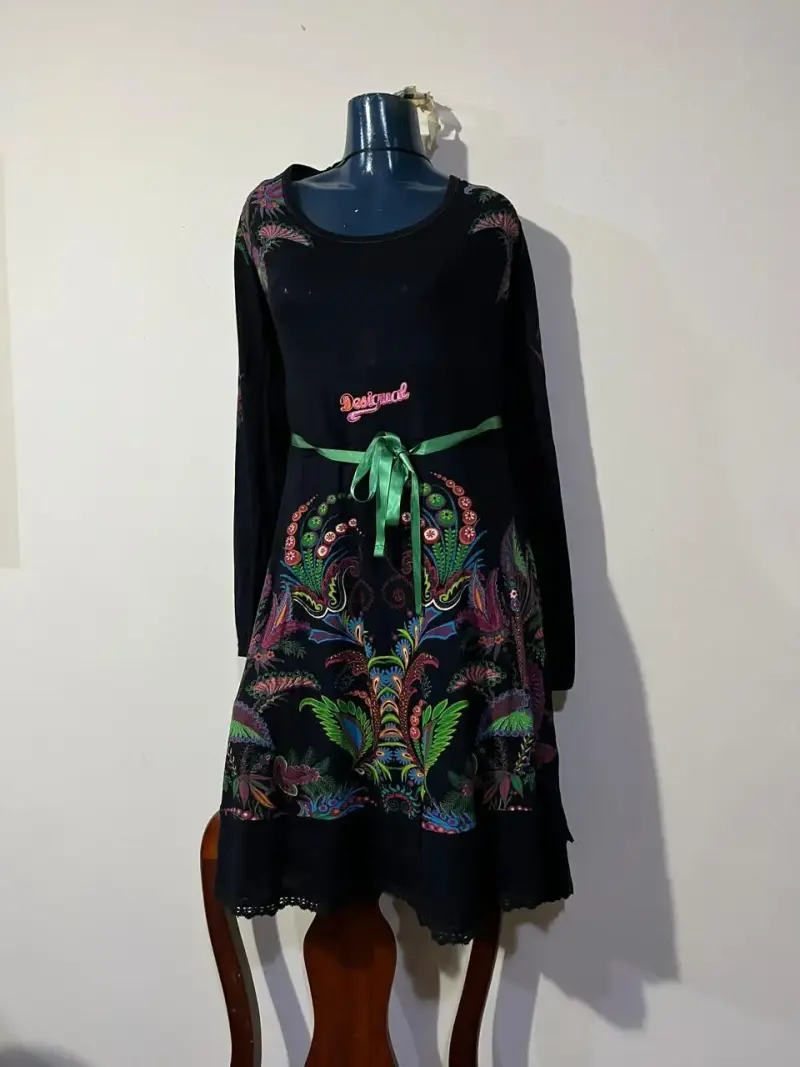 Vestido Desigual con diseño floral y cinturón