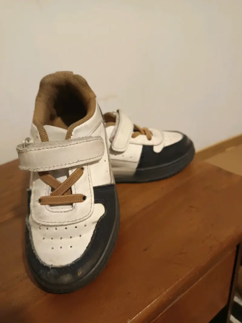 Zapatillas para niños blancas y negras