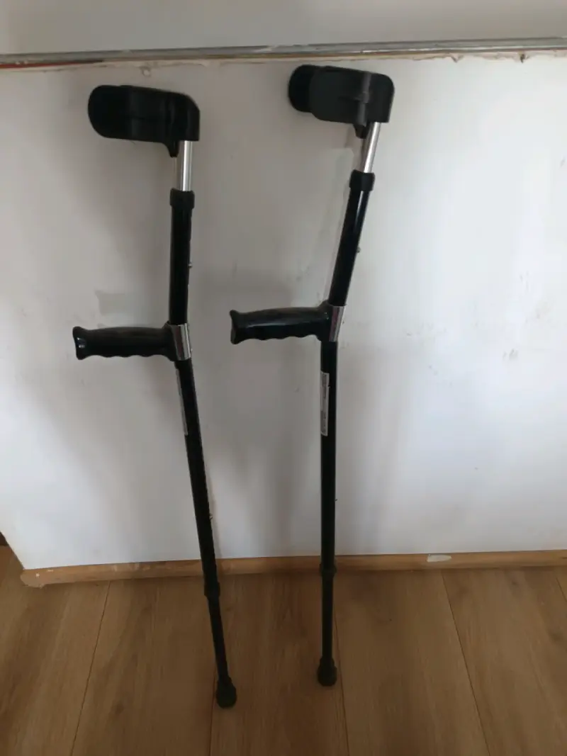 Muletas ajustables negras en buen estado