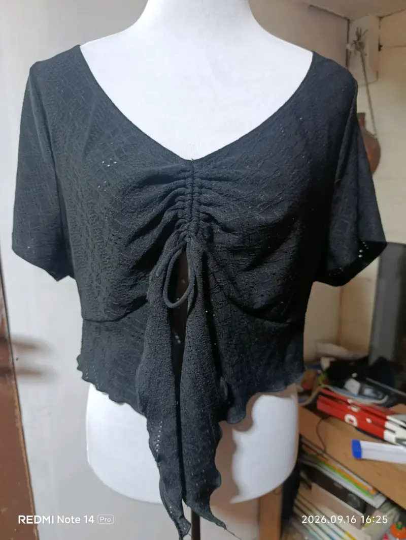 Blusa negra con diseño fruncido