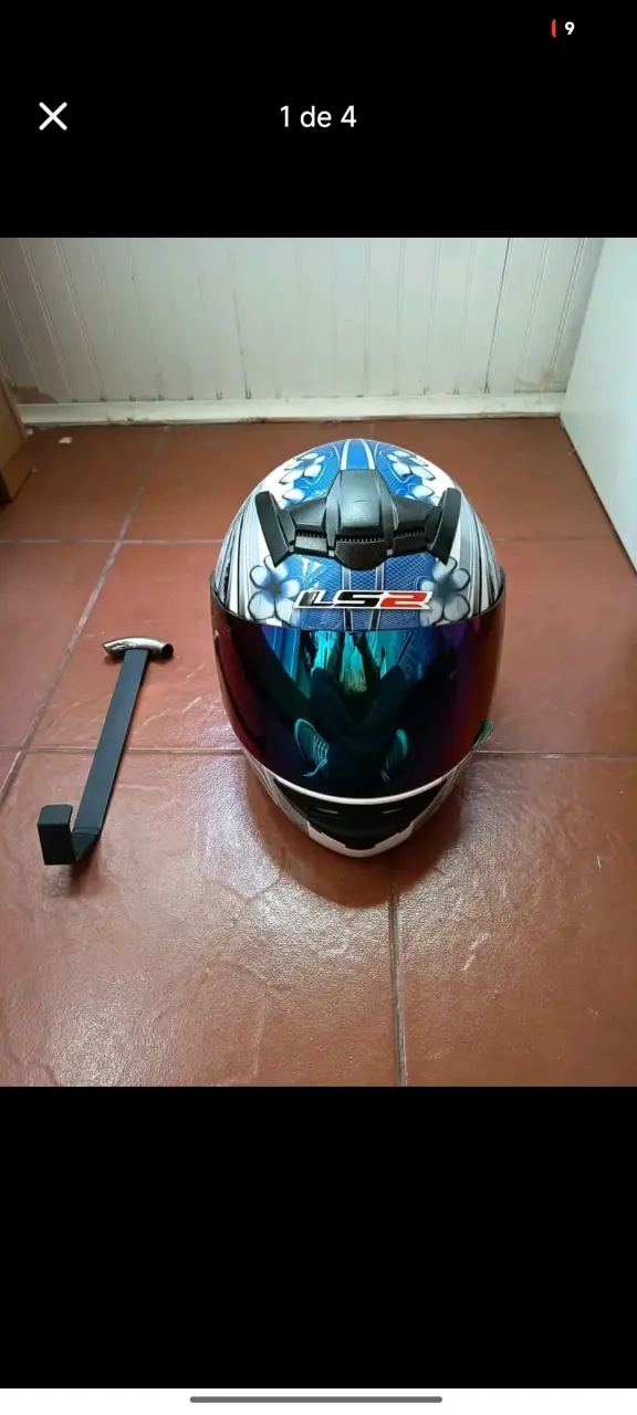 Casco de moto LS2 con diseño floral - 1